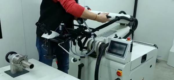 https://www.mavenlazer.com/industrial-cobot-laser-cleaning-machine-2-product/